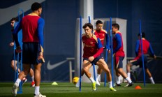 开云体育官网-真实的足球比赛场景，球员全力以赴