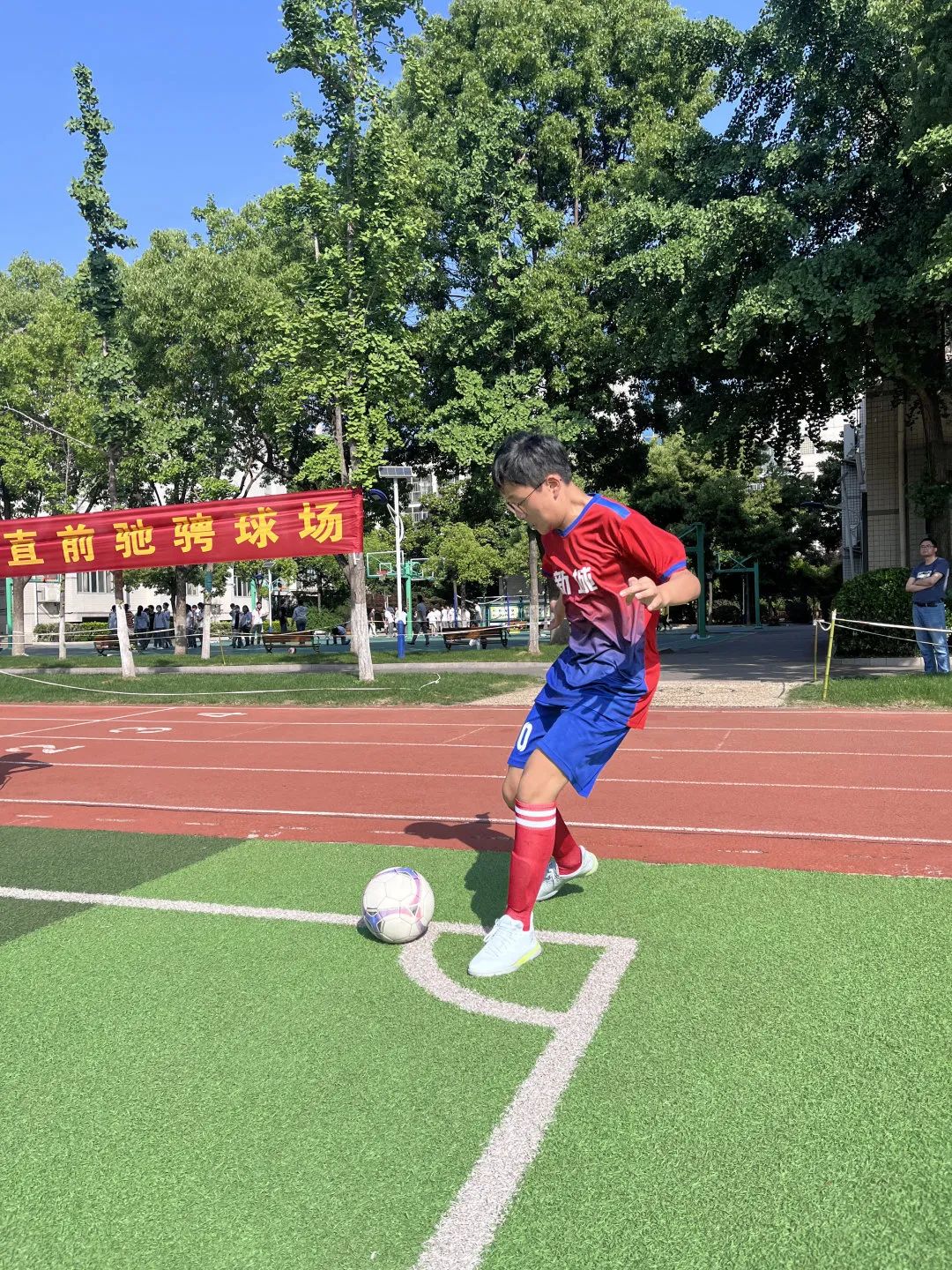 足球比赛燃情上演，球员展现实力与拼搏精神