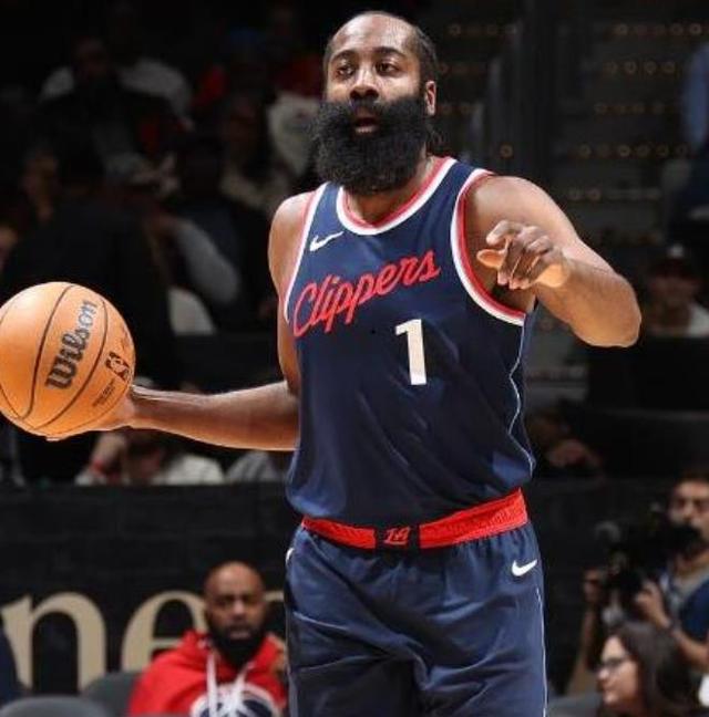 NBA东部榜首易手，雄鹿逆袭，快船夺胜