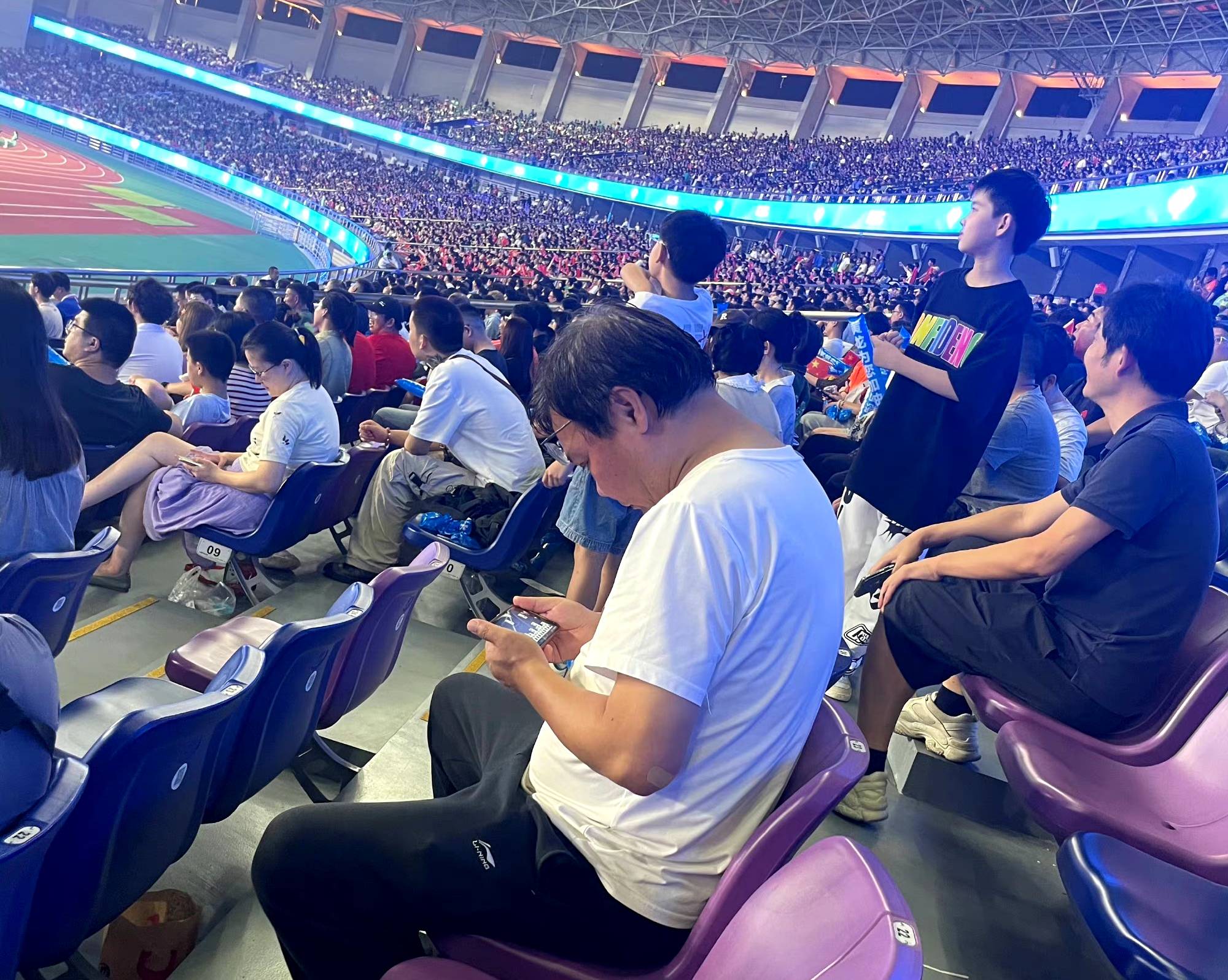 足球场上精彩绝伦比赛引无数球迷围观