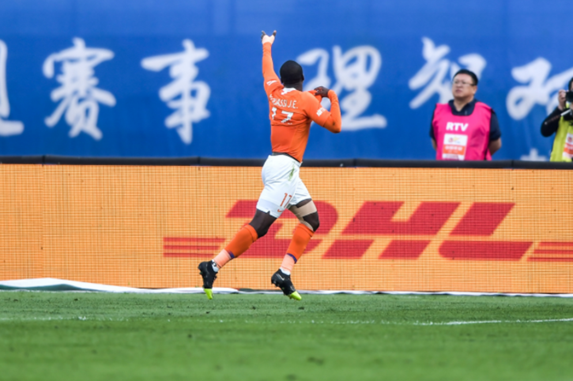 包含C9翻盘GEN，Xiaohu操刀奇招英雄翻盘激烈交锋八强赛，强势挺进下一轮的词条