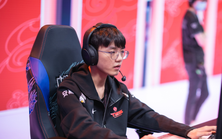 包含HKA碾压DRX，JackeyLove完成史诗逆转峡谷大战四强赛，技惊四座的词条