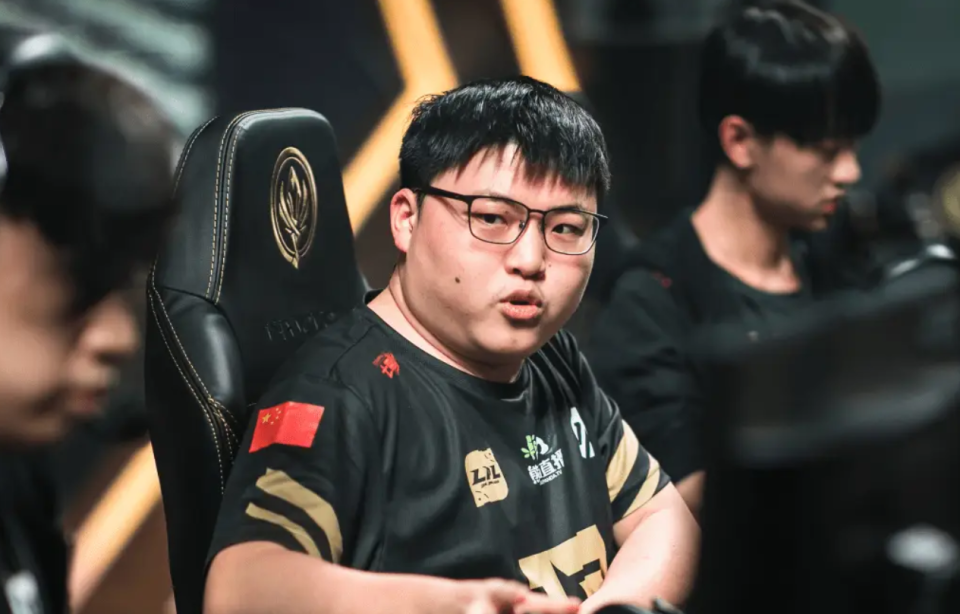 V5横扫EDG，Uzi拿下关键大龙峡谷大战八强赛，引爆全场热议