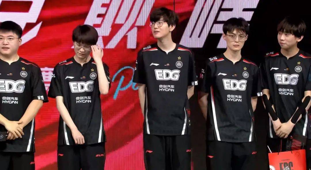 V5横扫EDG，Uzi拿下关键大龙峡谷大战八强赛，引爆全场热议