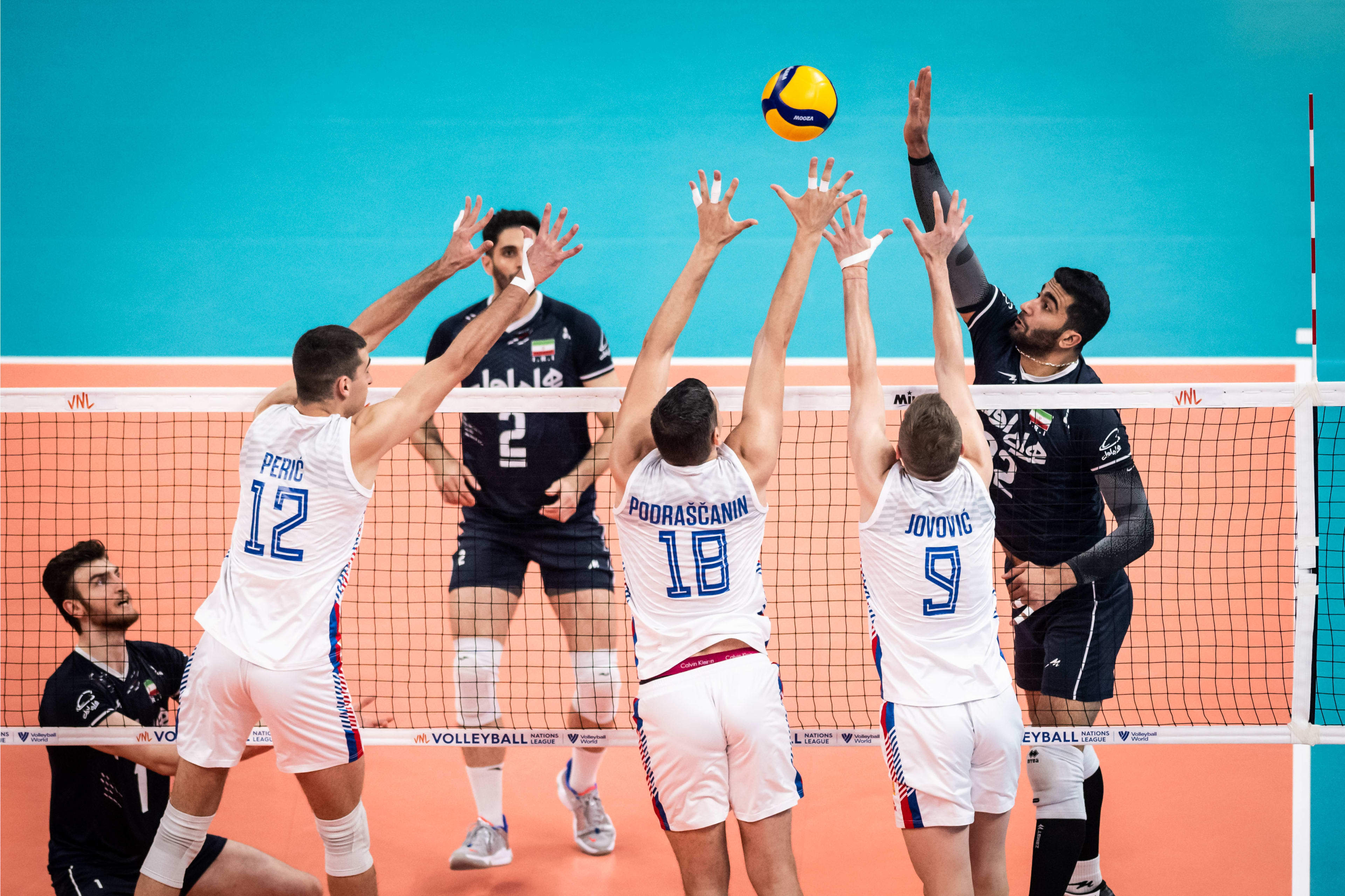 波兰队险胜韩国队，波尔统治全场