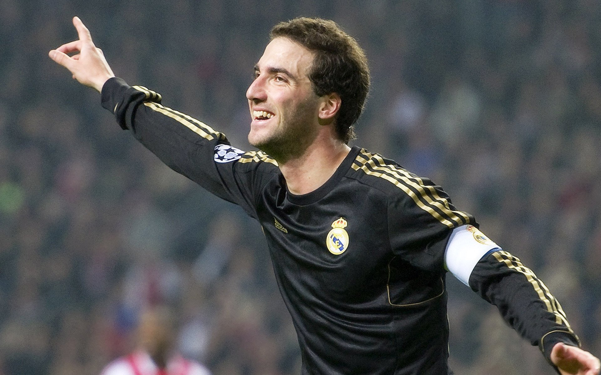 他的每个进球，都是对篮球常识的轻声否定，当布克写就一首对手无法解读的无解之诗