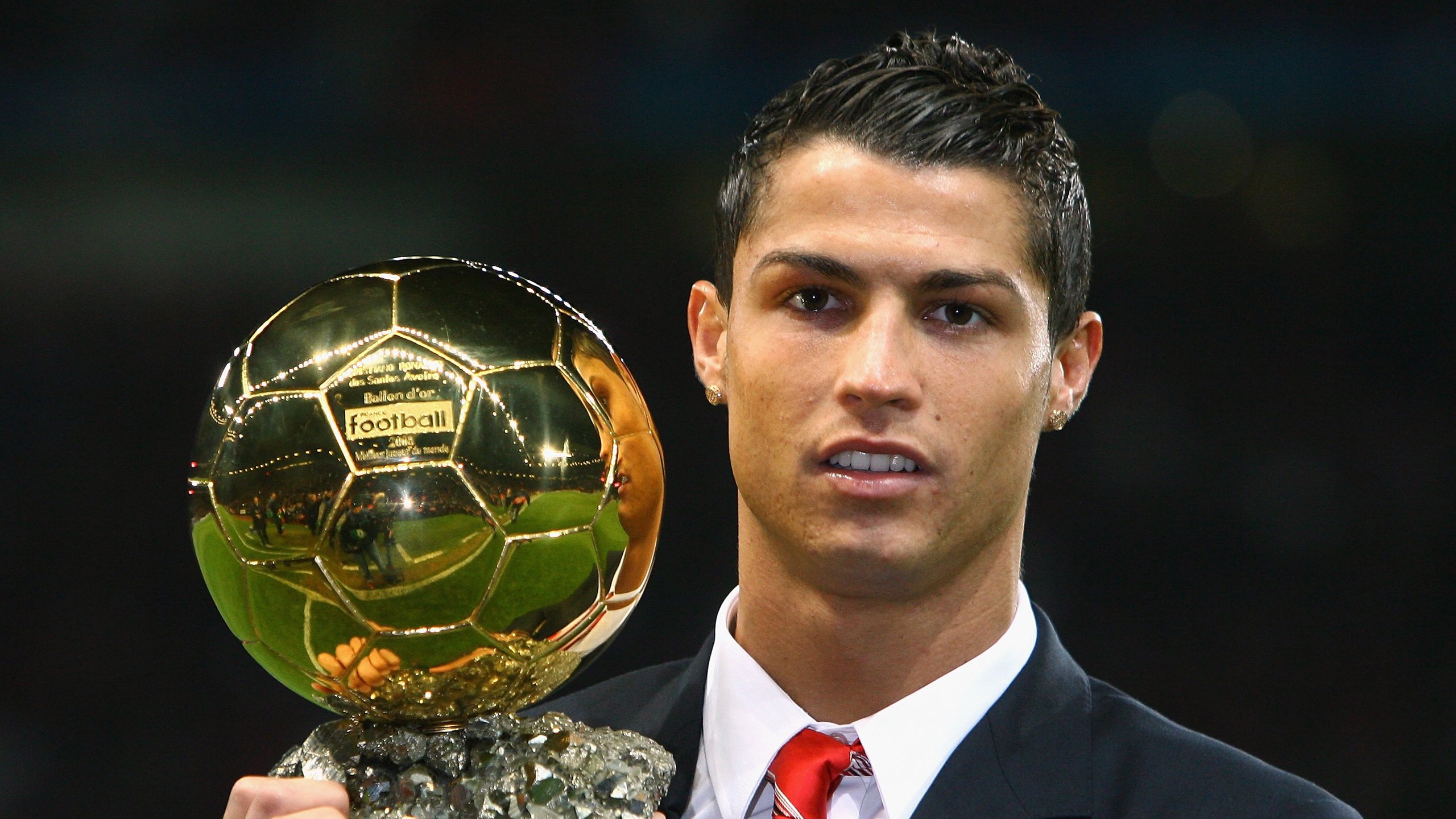 新王崛起与永恒传说，当波兰铁骑踏过郁金香，梅西在云端刻下新痕